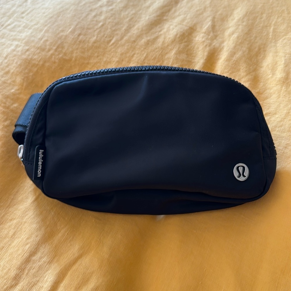 Lululemon 1L belt bag -Black